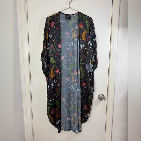 Winton and Waits Other - Winton and Waits black floral and cheetah leopard short sleeve kimono one size